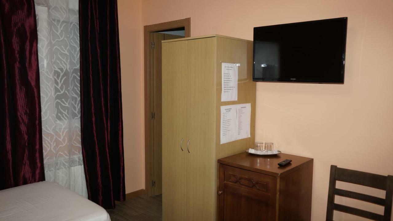 Hostal La Pared Torres de la Alameda Dış mekan fotoğraf