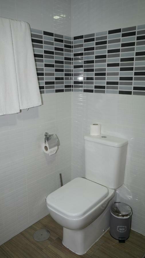 Hostal La Pared Torres de la Alameda Dış mekan fotoğraf