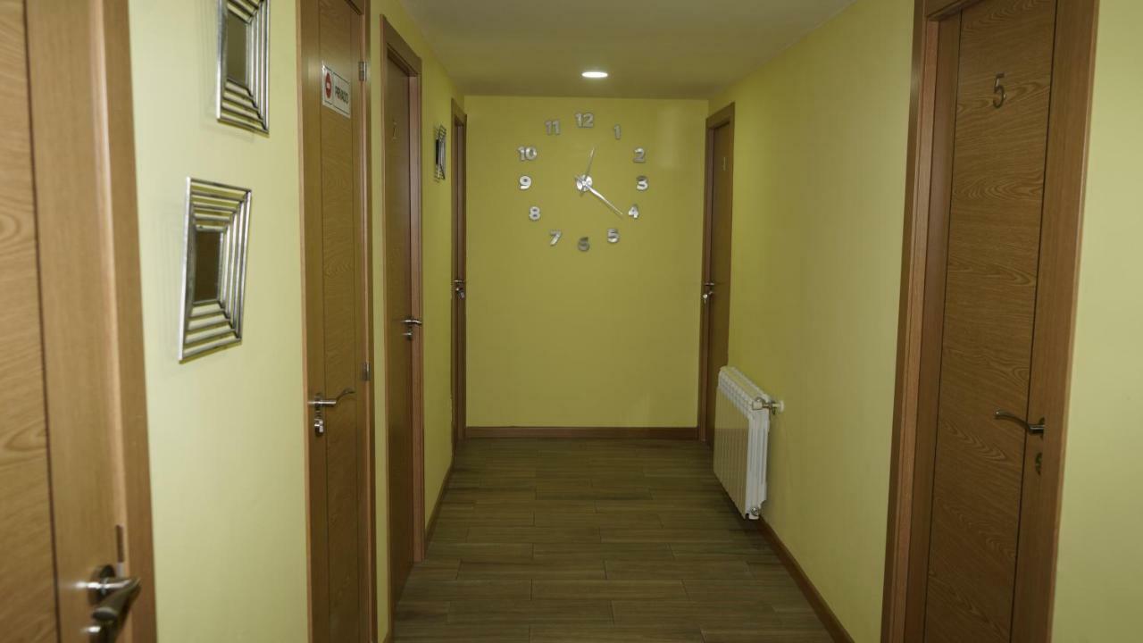 Hostal La Pared Torres de la Alameda Dış mekan fotoğraf