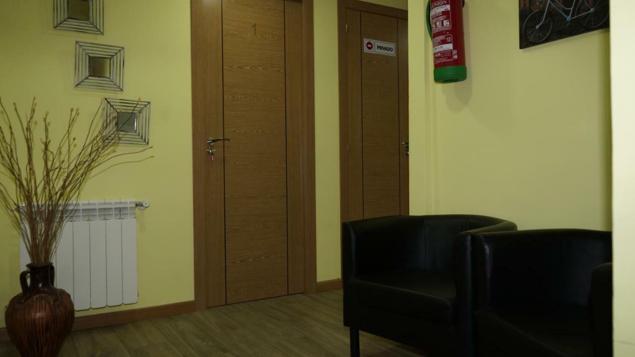 Hostal La Pared Torres de la Alameda Dış mekan fotoğraf